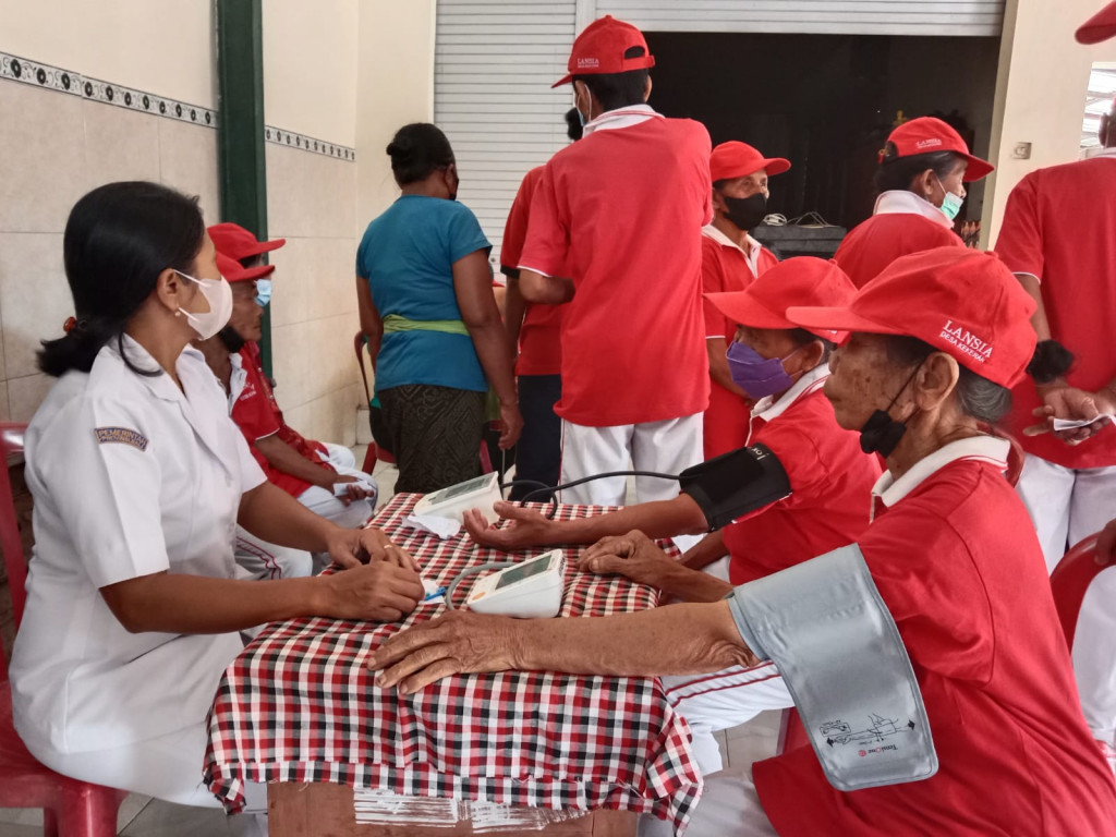 Memantau Kesehatan Lansia Melalui Posyandu serta Pengecekan Gula Darah dari UPTD Puskesmas Mengwi I untuk Para Lansia